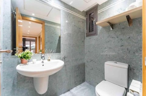 Luxury 7 Bdr Villa Terrace & Parking by TuriVida Apartment in Madrid