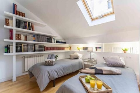 Luxury 7 Bdr Villa Terrace & Parking by TuriVida Apartment in Madrid