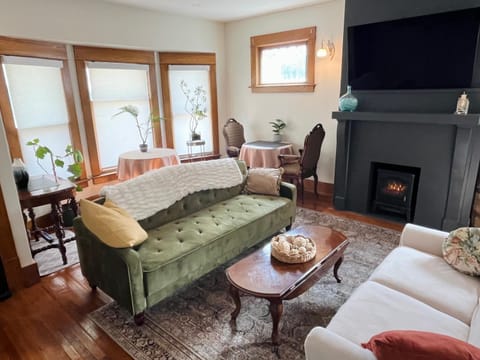 Communal lounge/ TV room, TV and multimedia, Living room, Seating area, Evening entertainment