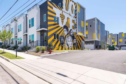 Beautiful 3BD Home Villa with 2 Story Rooftop for House in East Nashville