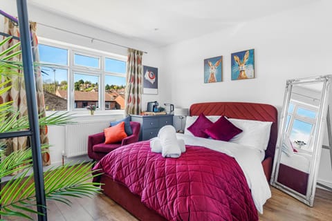 Bed, Coffee/tea facilities, Photo of the whole room, Seating area, Bedroom, towels