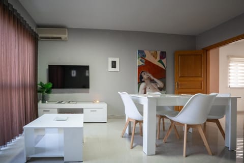 TV and multimedia, Living room, Seating area, Dining area, Evening entertainment, air conditioner