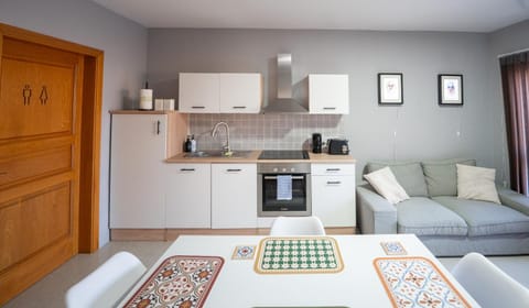 Coffee/tea facilities, Kitchen or kitchenette, Living room, Seating area, Dining area, dishwasher, oven, toaster