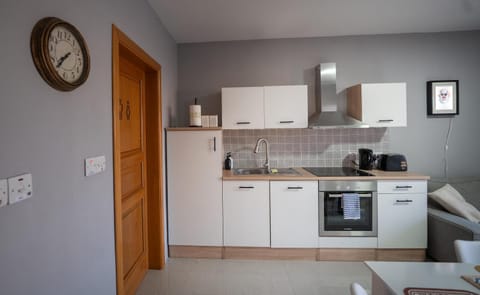 Coffee/tea facilities, oven, toaster, kitchen