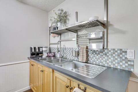 2 Mi to Dtwn Forest Grove Quiet Studio with Yard Apartment in Forest Grove