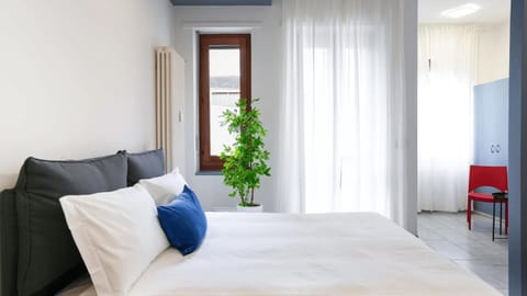 Bed, Living room, Photo of the whole room, Seating area, Bedroom