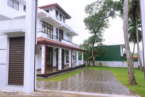 Property building, Day, Garden, Street view
