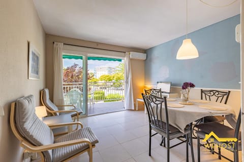 View (from property/room), Balcony/Terrace, Living room, Dining area