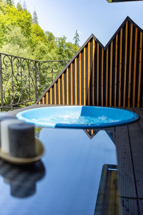 Day, Natural landscape, Hot Tub, River view, River view