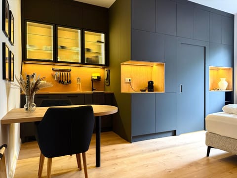 Kitchen or kitchenette, Dining area