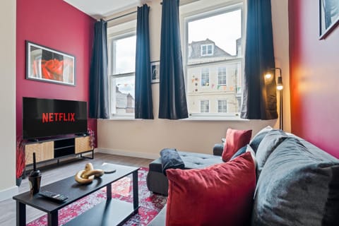 Communal lounge/ TV room, TV and multimedia, Living room, Seating area, Evening entertainment