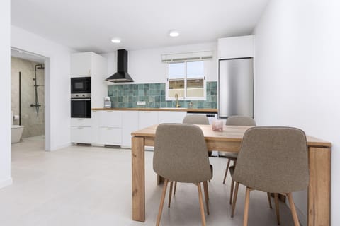 Kitchen or kitchenette, Dining area, oven, stove