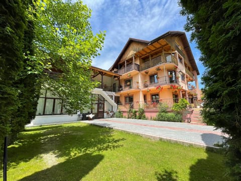 Property building, Day, Garden