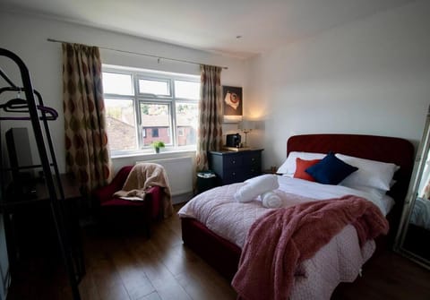 Bed, Photo of the whole room, Seating area, Bedroom