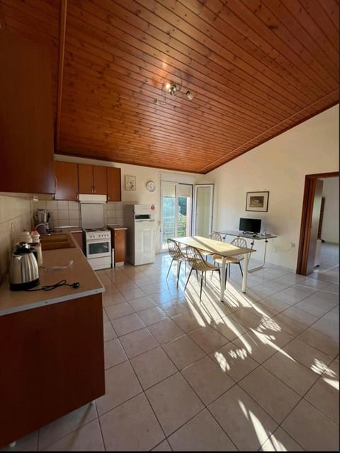 TV and multimedia, Kitchen or kitchenette, Dining area, stove, toaster