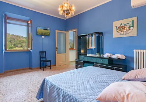 Bed, TV and multimedia, Photo of the whole room, Bedroom