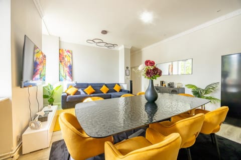 TV and multimedia, Living room, Seating area, Dining area