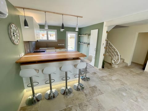 Kitchen or kitchenette, Lounge or bar, Dining area