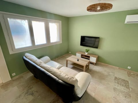 Communal lounge/ TV room, TV and multimedia, Living room, air conditioner