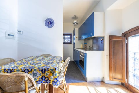 Kitchen or kitchenette, Living room, Photo of the whole room, Seating area, Dining area, oven