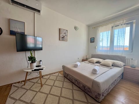 Bed, TV and multimedia, Photo of the whole room, Bedroom, towels, air conditioner