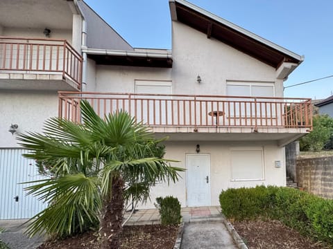 Property building, Day, Balcony/Terrace
