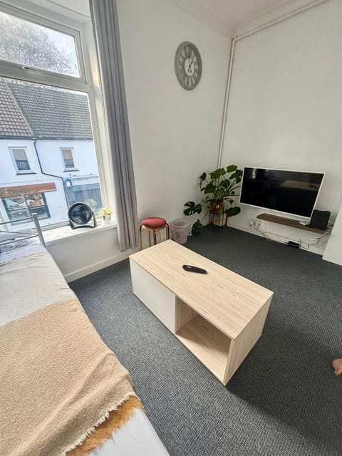 Treforest Apartment 3 Bedrooms - Next Station - Free Parking Apartment in Wales