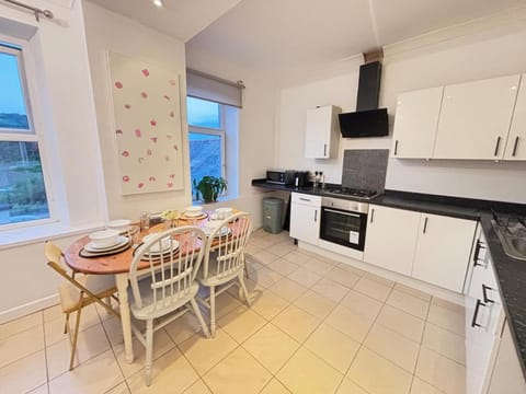 Treforest Apartment 3 Bedrooms - Next Station - Free Parking Apartment in Wales