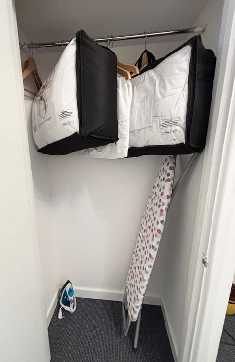 Treforest Apartment 3 Bedrooms - Next Station - Free Parking Apartment in Wales