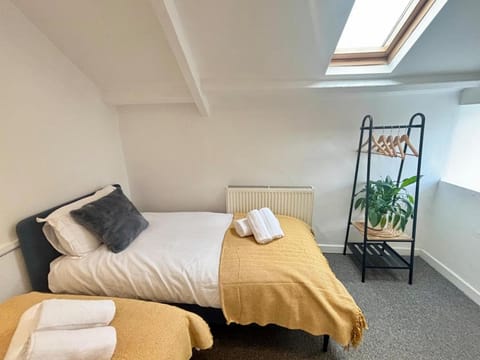 Treforest Apartment 3 Bedrooms - Next Station - Free Parking Apartment in Wales