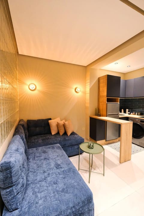 Kitchen or kitchenette, Living room, Seating area, Dining area
