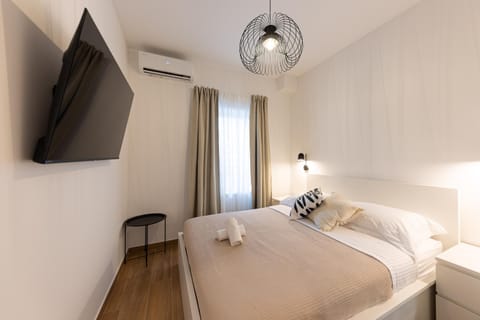 Bed, TV and multimedia, Photo of the whole room, Evening entertainment, Bedroom, towels, air conditioner