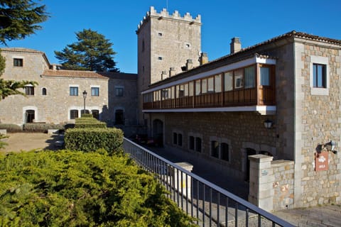 Facade/entrance, Garden, View (from property/room), Banquet/Function facilities