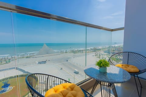 Patio, Communal lounge/ TV room, Day, Natural landscape, View (from property/room), Balcony/Terrace, Living room, Seating area, Dining area, Beach, Sea view