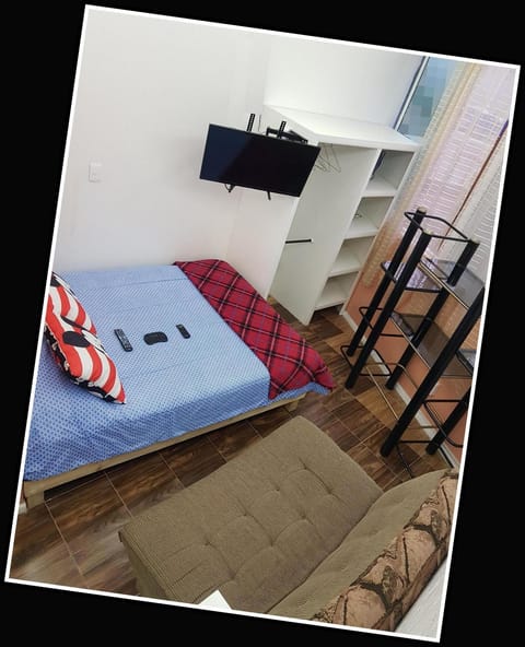 Bed, TV and multimedia, Photo of the whole room, Bedroom