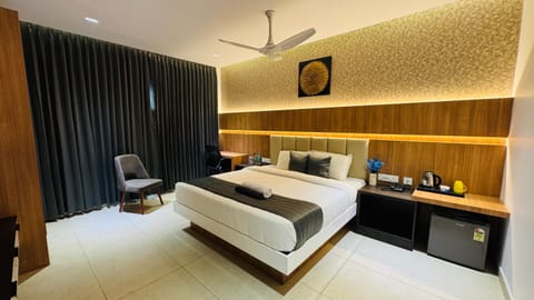 Photo of the whole room, Bedroom
