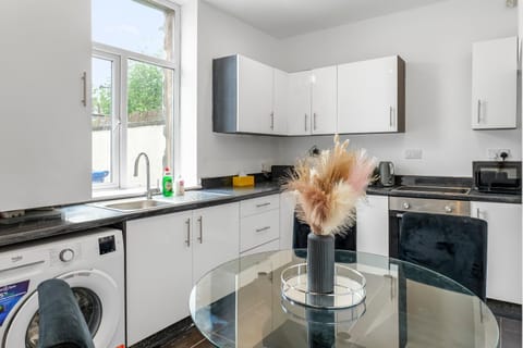 Unique 3 Bedrooms, 3 Ensuite, FREE WiFi, Private Parking House in Bury