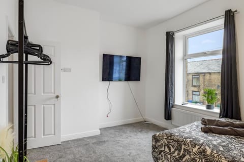 Unique 3 Bedrooms, 3 Ensuite, FREE WiFi, Private Parking House in Bury