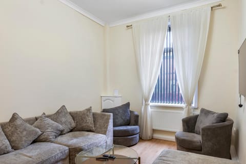 Relax in Comfort 3BR Home for 6 with Full Kitchen, Lounge, Large Bath House in Bury