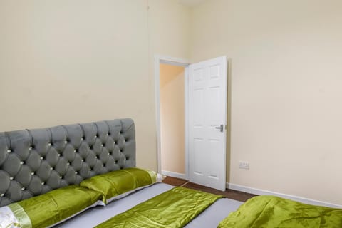 Relax in Comfort 3BR Home for 6 with Full Kitchen, Lounge, Large Bath House in Bury