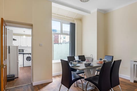 Relax in Comfort 3BR Home for 6 with Full Kitchen, Lounge, Large Bath House in Bury