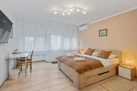 Bed, TV and multimedia, Photo of the whole room, Seating area, Bedroom, air conditioner