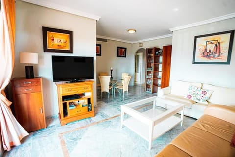 TV and multimedia, Living room, Seating area, Dining area