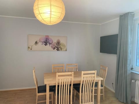 Communal lounge/ TV room, TV and multimedia, Dining area