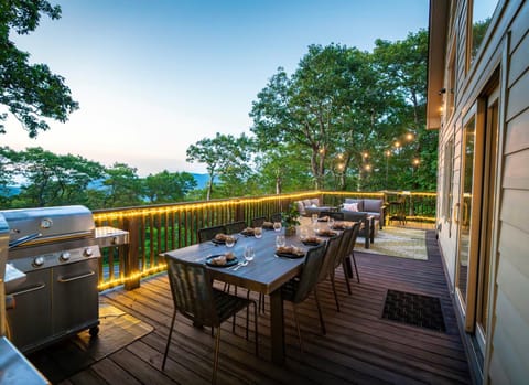 View (from property/room), Balcony/Terrace, Seating area, Dining area, Mountain view