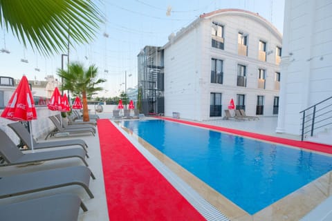 Property building, Swimming pool, sunbed