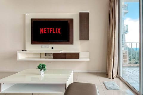 Communal lounge/ TV room, TV and multimedia, View (from property/room), Living room, Evening entertainment, Swimming pool, Sunrise, Sunset, air conditioner
