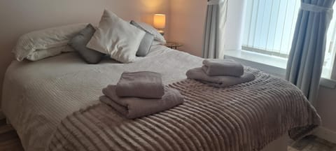 Bed, towels