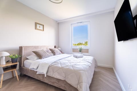 Bed, TV and multimedia, Bedroom, towels