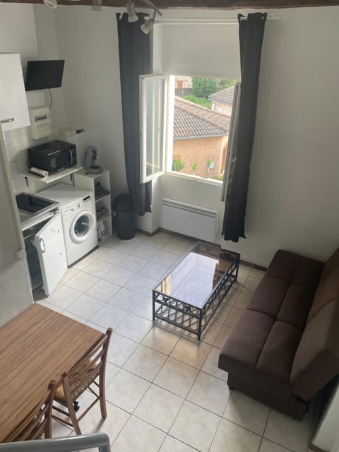 Kitchen or kitchenette, Seating area, Dining area, stove, washing machine